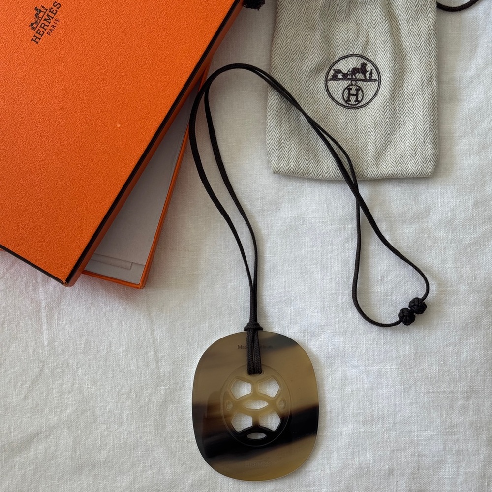 Hermès Lift GM Horn / Cream Enamel Pendant Necklace